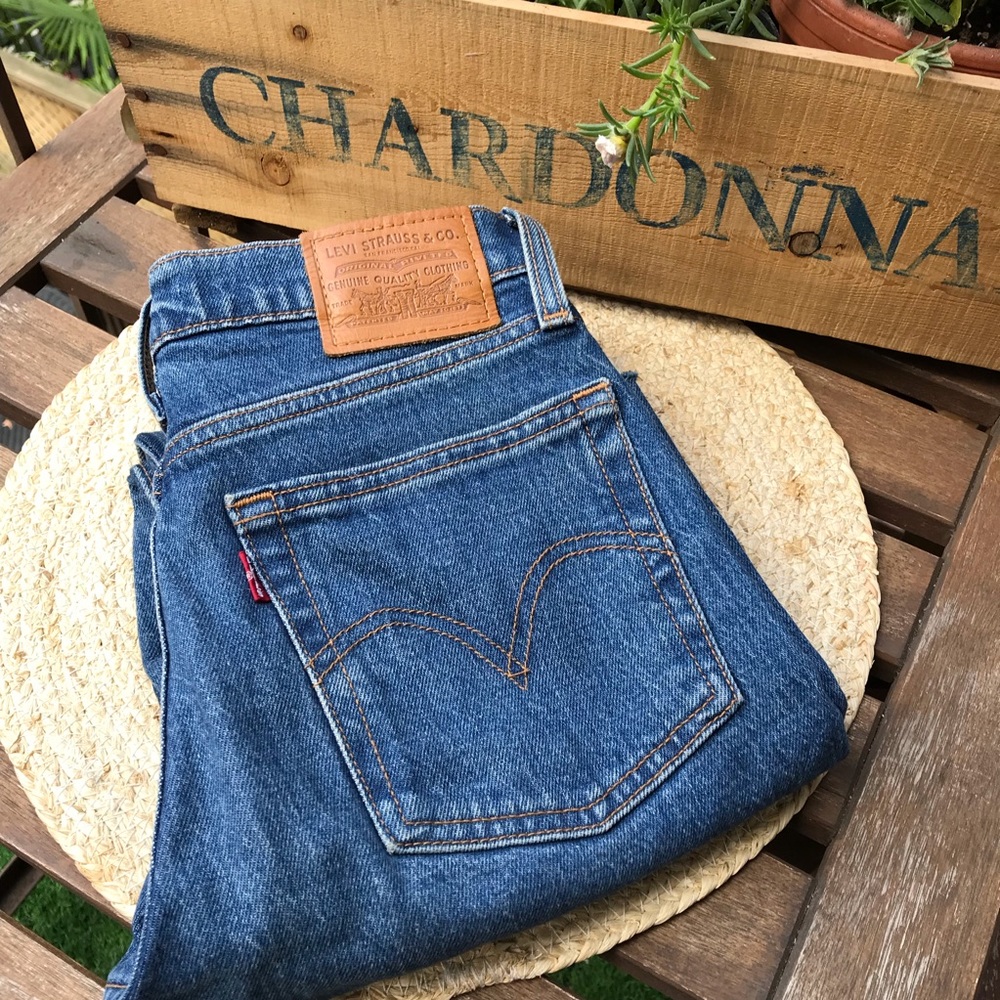 Levi’s Wedgie Straight Button Fly medium wash denim size 24
